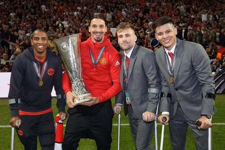 M.U nâng cúp Europa League với 3 cặp nặng và một chiến binh đi tập tễnh. Ảnh sử dụng trong bài: Troll bóng đá/ Thức khuya xem bóng đá.
