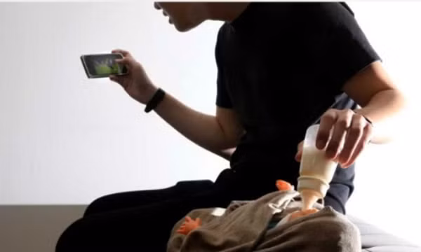 Việc các ông bố vừa chơi game vừa chăm con là điều chắc hẳn các gia đình trẻ không hiếm gặp.
