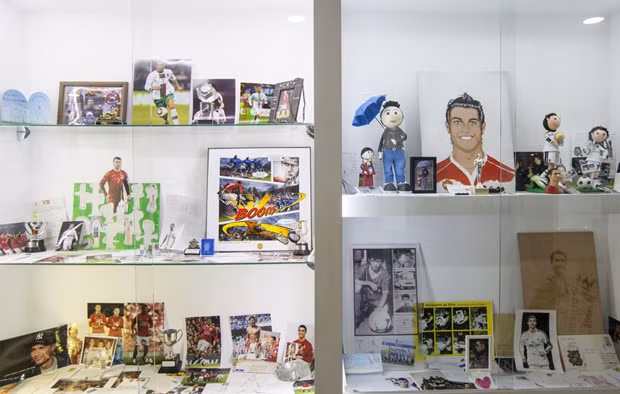 Ngoài việc là nơi lưu trữ những danh hiệu tập thể hay cá nhân, Bảo tàng Cris Ronaldo còn quy tập rất nhiều những vật dụng liên quan đến chủ nhân của mình khi trải qua các sự kiện.