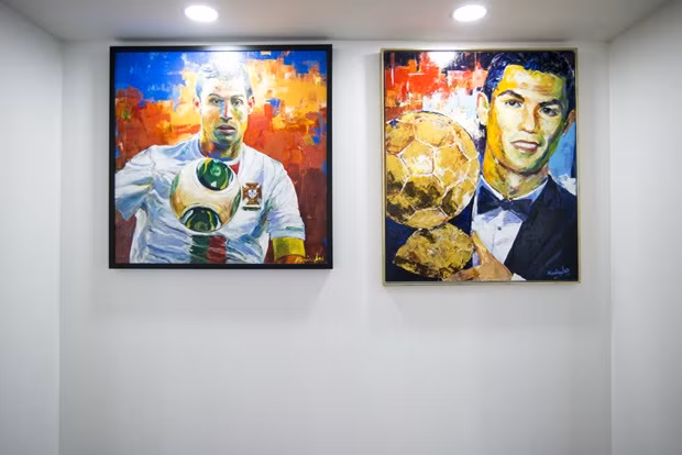 Bức tranh sơn dầu khắc họa khoảnh khắc vô cùng đẹp của Cris Ronaldo khi anh tham dự Euro 2004 và nhận quả bóng vàng thế giới được treo ở một góc khá trang trọng ở bảo tàng.