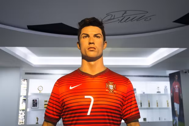 Tại ngay giữa sảnh trung tâm bảo tàng của Cris Ronaldo là tượng sáp được mô phỏng theo tỷ lệ 1:1 của anh. Nhiều người phải thán phục với nghệ sĩ đã làm ra bức tượng này khi nó giống tới gần như tuyệt đối nhân vật chính.