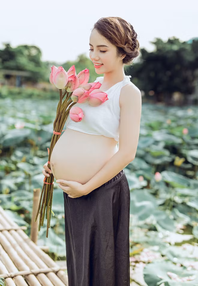 Trong khi phần đông các bà bầu mang thai thường chọn chụp trong studio để tránh việc mệt mỏi thì chị Hoàng Hải Yến (Hà Nội) lại có ý tưởng độc đáo khi chọn chụp ảnh với hoa sen.