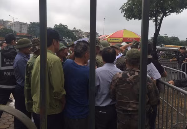 Nhưng ngay trong buổi trưa 9/10, số lượng lớn thương binh đã tập trung dọc đường Lê Quang Đạo - trụ sở của VFF để đòi vé.