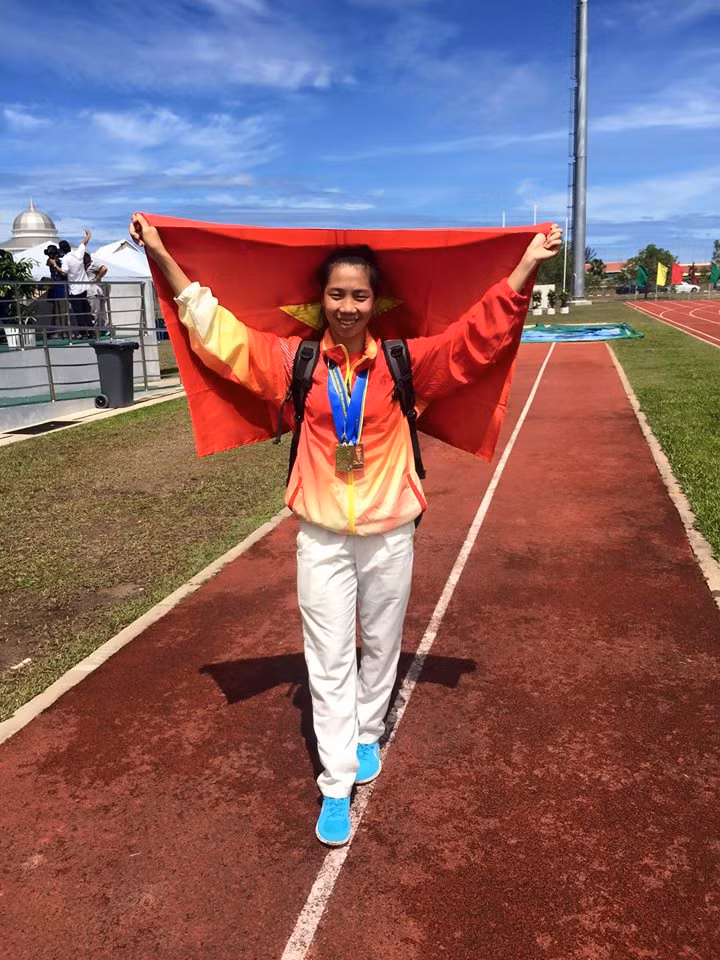 Tuy nhiên, ít ai biết rằng đây mới là lần đầu tiên Tú Chinh được tham dự một kì SEA Games. Mặc dù chưa phá được kỉ lục tại đấu trường khu vực nhưng cô nàng đến từ TP HCM này hứa hẹn sẽ là người kế tục ngôi vị "nữ hoàng tốc độ" mà đàn chị Vũ Thị Hương để lại.
