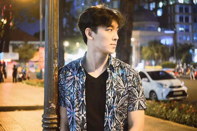 Bên cạnh gương mặt ưa nhìn, Ngô Văn Khánh còn có thân hình 6 múi săn chắc và thành tích học tập tốt, từng là đội trưởng đội bóng đá của trường.