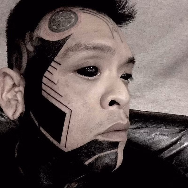 Nickname Hoang Kien An bình luận: "Đúng, cơ thể của các bạn các bạn muốn xăm ở đâu thì xăm. Tuy nhiên, khi xuất hiện ngoài đường nhiều người sẽ nhìn bạn với ánh mắt ra sao? Sự bàn tán sau lưng về những hình xăm này liệu các bạn có chấp nhận được? Thêm nữa, các bạn nên nhớ, Việt Nam là đất nước theo hệ tư tưởng Á Đông, gương mặt là điểm nhấn và đừng tô bẩn gương mặt của bạn bằng những vết mực".