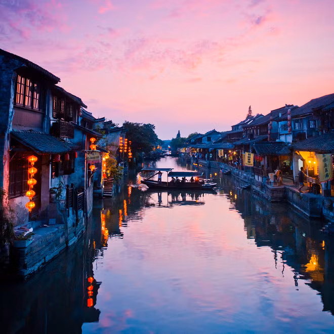 Cổ trấn lâu đời bậc nhất thế giới còn được mệnh danh là “thiên đường dưới hạ giới” là địa điểm nổi tiếng gần xa. Chỉ cách thành phố Thượng Hải gần 1 giờ ô tô, bạn đã được thỏa sức khám phá văn hóa của một cổ trấn đặc biệt ở Trung Hoa.