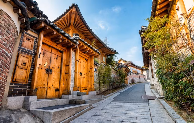 Bukchon Hanok là ngôi làng cổ nằm giữa lòng thủ đô Seoul (Hàn Quốc) hiện đại. Đây là địa điểm được nhiều du khách lựa chọn để tham quan, tìm hiểu về những giá trị lịch sử còn được lưu lại.