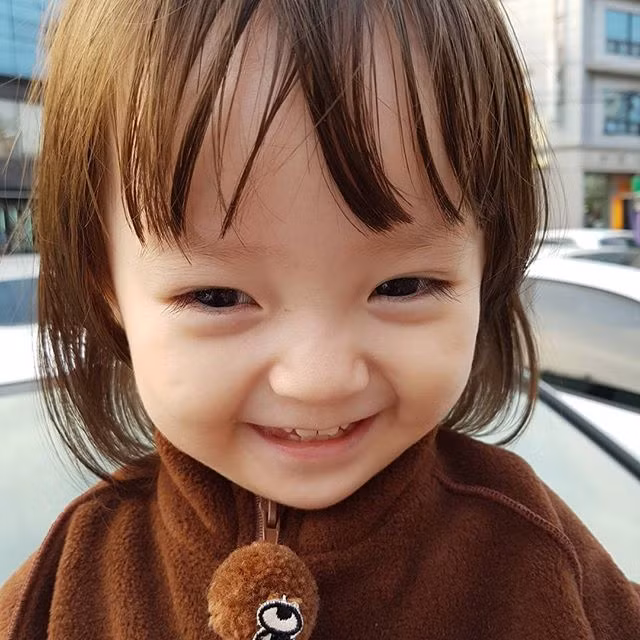 Nụ cười "nịnh nọt" của Agijagimin khiến nhiều người cảm thấy không thể dễ thương hơn.