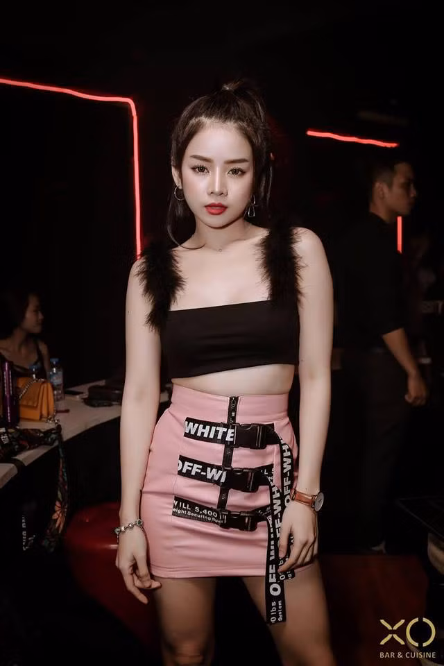 Sau khi tròn 18 tuổi, DJ Mie nam tiến, vào Sài Gòn học hết lớp 12. Sau đó cô thi vào trường Cao đẳng Múa Việt Nam. Trong thời gian học tại đây, cô gặp gỡ DJ Lê Trình và cũng chính anh chàng này đã trở thành người thầy đầu tiên dẫn dắt Mie bước vào con đường DJ.
