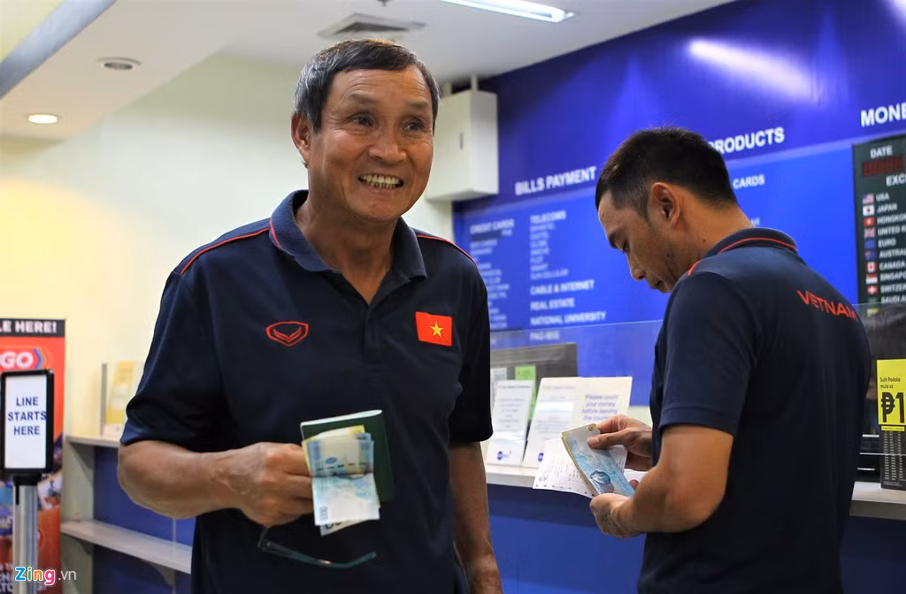 Sở hữu gương mặt khắc khổ nhưng bên trong, HLV Mai Đức Chung là người luôn cháy bỏng đam mê cống hiến, ông đi cùng bóng đá nữ Việt Nam qua nhiều cấp độ, từ những lứa cầu thủ trẻ cho đến đội tuyển Quốc gia.