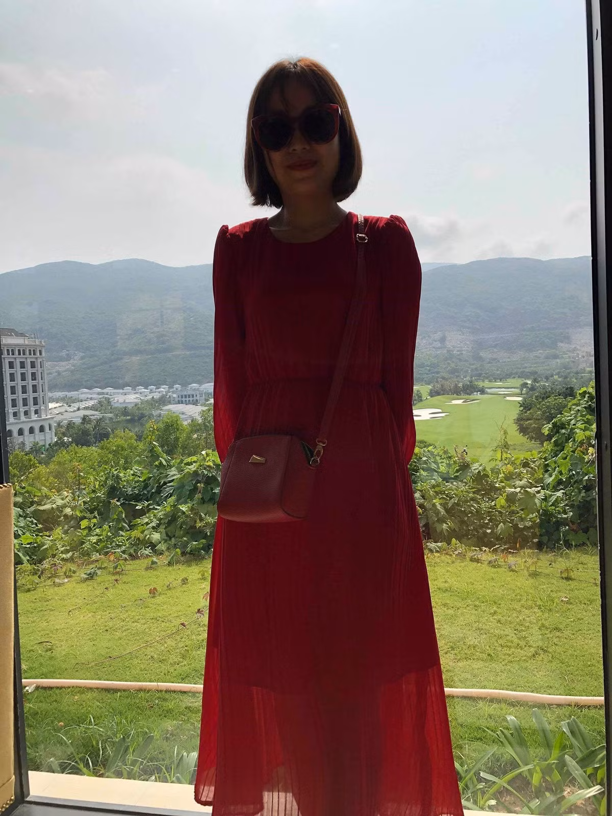Thấy người ta đứng ngược sáng, chụp lên ảnh đen sì sì mà cũng không buồn nhắc và đây là thảm họa nhờ bạn trai chụp ảnh.