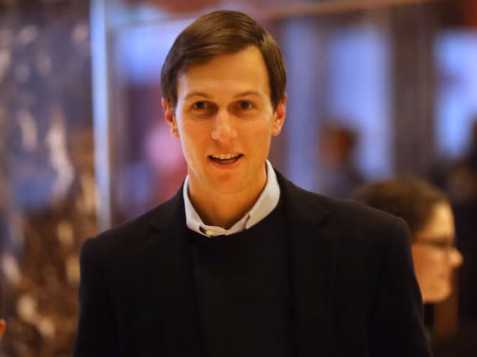 Jared Kushner, cố vấn cao cấp của Tổng thống Trump, tốt nghiệp BA (Bachelor of Art) - Cử nhân khoa học xã hội chuyên ngành chính phủ năm 2003. Trước khi gia nhập Nhà Trắng, Kushner là chủ sở hữu chính của công ty bất động sản gia đình Kushner Companies và cũng là ông chủ của New York Observer.