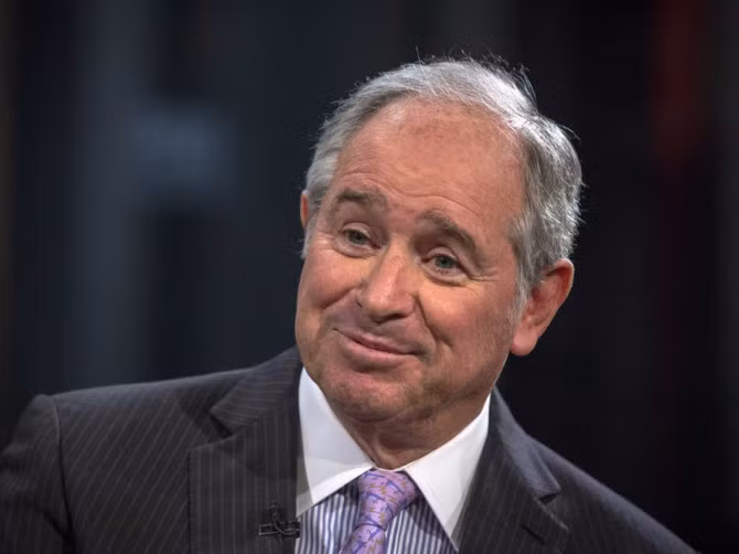 Với vị trí CEO của công ty quản lý tài sản cá nhân và tư vấn tài chính đa quốc gia Blackstone, Schwarzman hiện nắm trong tay khối tài sản khoảng 11,6 tỷ USD. "Ông vua tài chính" này rất gần gũi với Tổng thống Trump, và cả hai cho biết họ thường nói chuyện nhiều lần trong một tuần.