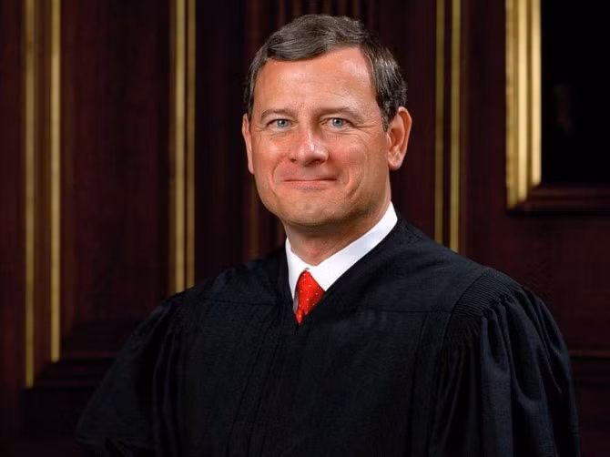 Là một thẩm phán trưởng rất trẻ, John Roberts sẽ còn có khả năng định hình và chỉ đạo tòa án trong nhiều năm tới. Ông đã có những ý kiến có tầm ảnh hưởng đến nhiều lĩnh vực, trong đó có chính sách cải cách y tế. Ông tốt nghiệp cử nhân và Tiến sĩ Luật học đều loại giỏi.
