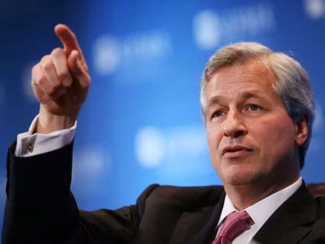 Jamie Dimon xếp thứ 19 trong danh sách những người quyền lực nhất thế giới năm 2016 của Tạp chí Forbes và hiện đang điều hành một trong những ngân hàng lớn nhất trên thế giới. Trước khi trở thành CEO của JPMorgan Chase, ông từng là Giám đốc của Cục Dự trữ Liên bang New York.