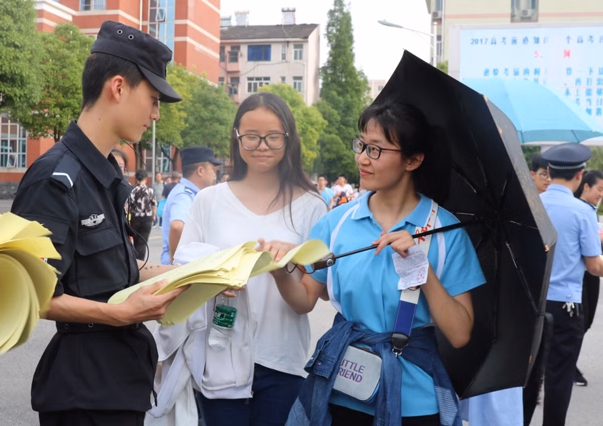 Qi Yi tận tình giúp các thí sinh trong kì thi đại học vừa qua.