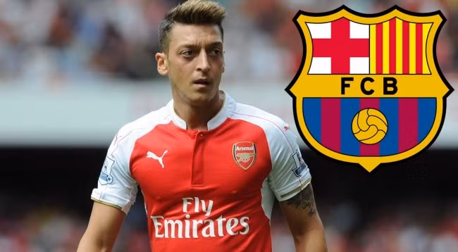 Quyết loại M.U, Barca trả lương Ozil 350.000 bảng/tuần: Tờ Mirror cho hay, để đánh bật M.U khỏi cuộc đua tranh, Barca sẵn sàng trả lương Mesut Ozil 350.000 bảng/tuần. Đội bóng xứ Catalan dự định sẽ thuyết phục tiền vệ Arsenal ký tiền hợp đồng trước năm mới 2018.