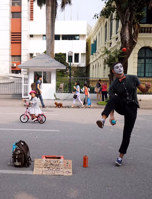 Bên cạnh việc bán tranh do mình tự vẽ bằng những lọ sơn, thì nhiều bạn trẻ nước ngoài cũng sử dụng những tài lẻ như làm xiếc hay tung hứng để xin được tiền của người dân Việt Nam.