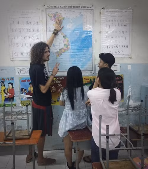 Với cách giảng dạy khoa học và cách phát âm khá chuẩn, các chàng trai Tây khá dễ trong việc kiếm tiền bằng nghề dạy học tại Việt Nam.