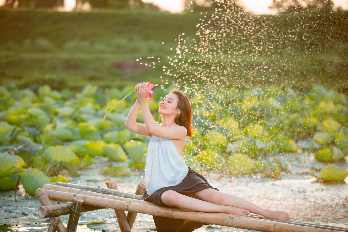 Theo chia sẻ của Kamila Nguyễn với PV Kiến Thức: "Thực hiện bộ ảnh sen này là ước mơ được em ấp ủ từ khá lâu, em thích nét dịu dàng của phụ nữ Việt và rất ấn tượng với những bức ảnh tái hiện lại ngày xưa của các bà các mẹ trong áo yếm mềm mại bên hồ sen thơ mộng".