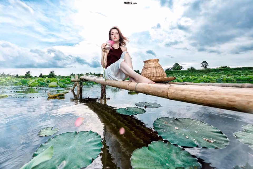 Cùng ngắm nhìn bộ ảnh sen của cô nàng 9X lai Việt - Nga được dân mạng thời gian qua để ý rất nhiều. Ảnh trong bài: NVCC.