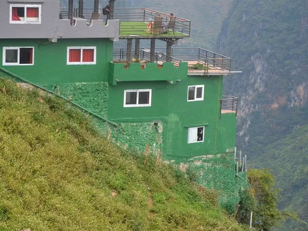 Trước đó, ngày 11/10, chủ công trình đã cho người sơn phủ Panorama bằng xanh thẫm - gần giống với màu lá cây được cho là gần gũi hơn với tự nhiên.
