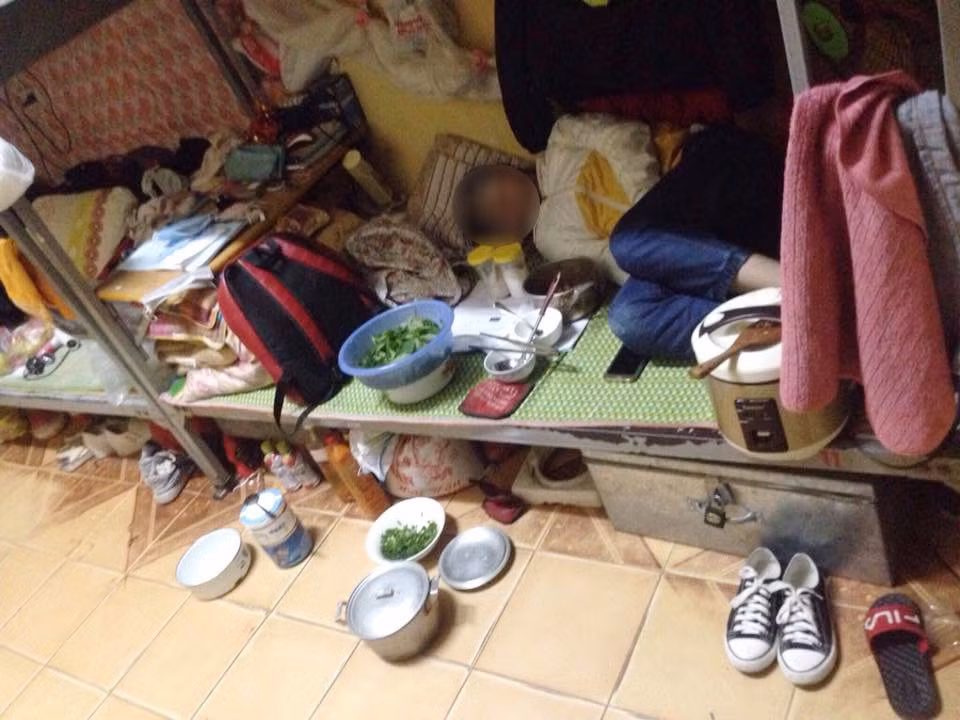 Chiếc giường ở kí túc xá nữ là nơi sinh hoạt chính của nhiều nữ sinh, với họ chiếc giường không chỉ để ngủ, để học, để ăn mà còn là cái kho để họ tích lũy quần áo, sách vở.