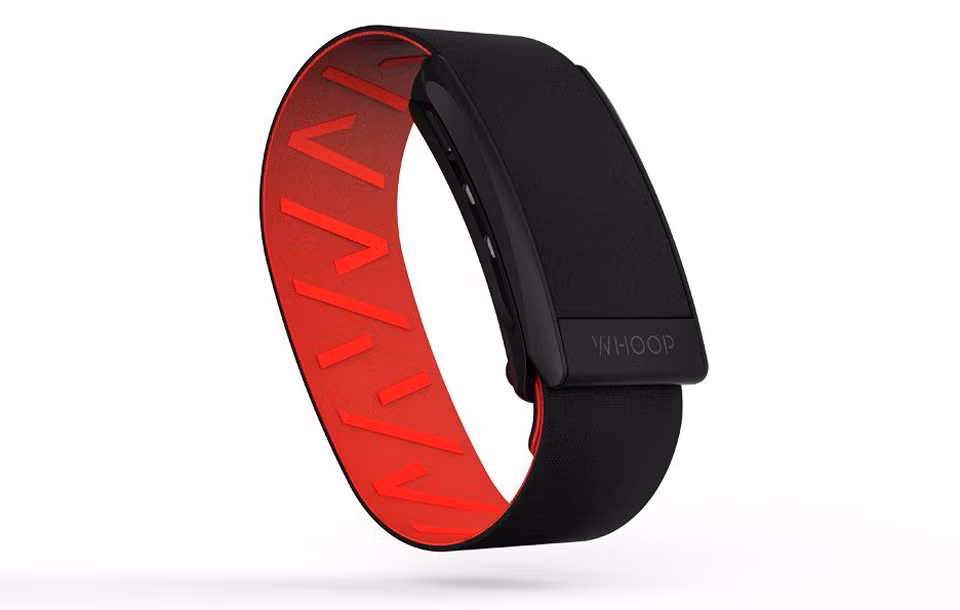 Vòng đeo tay Whoop Strap 2.0: Đây là loại vòng tay theo dõi sức khỏe của các VĐV, nó có thể phân tích thời gian hoạt động cực hạn và quá trình phục hồi của các VĐV, đồng thời có thể theo dõi những chỉ số về nhịp thở cũng như nhịp tim.