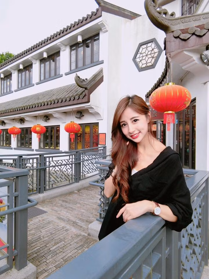 Nghề tiếp viên tuy áp lực nhưng Rita Kao chẳng bao giờ để những người dõi theo mình nhìn thấy điều đó. Cô bạn này thường xuyên chia sẻ cực xinh đẹp và tươi tắn khi check-in ở nhiều điểm du lịch nổi tiếng trên thế giới.