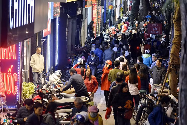 Ngay sau khi những bức ảnh giới trẻ nằm la liệt chờ săn hàng ngày Black Friday được lên sóng rất nhiều ý kiến trái chiều từ CĐM đã được đưa ra và đa phần đều cho rằng đây là điều khá "nhảm" bởi dù có là giảm giá nhưng không cần đến nỗi phải hành xác tới vậy.