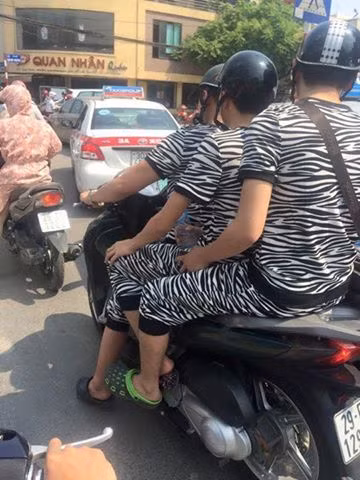 Không chỉ có các bạn nữ thả bước xuống phố với bộ đồ ngủ mà chính các chàng trai cũng không ngần ngại khoe cá tính với những bộ Pijama của mình.