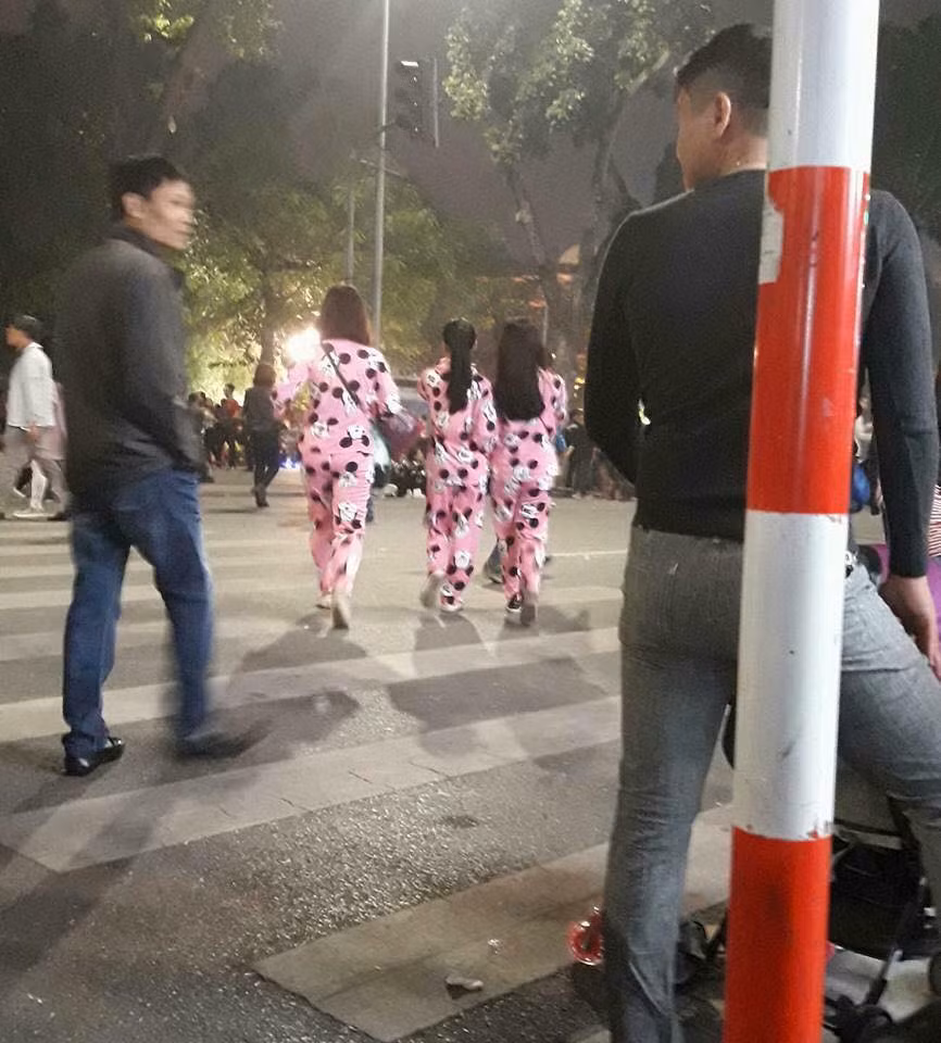 Có thể dễ dàng bắt gặp những nhóm bạn lấy bộ đồ ngủ làm đồng phục chung của cả nhóm trên phố đi bộ Hồ Gươm vào những dịp cuối tuần.