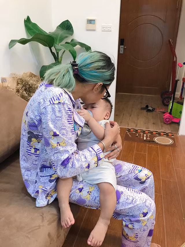 Cách đây vài ngày, hot girl ăn quỵt Bella được xuất viện và trở về bên cậu con trai kháu khỉnh. Theo chia sẻ của chị Hằng Túi, Bella đã có chuyển biến khá tích cực, cư xử và nói năng giống người thường, không còn quỵt tiền và cục cằn nữa.