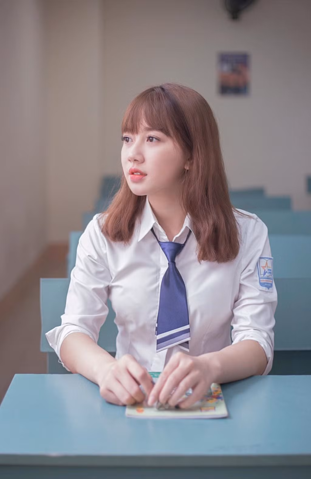 Nữ sinh 9X ĐH Sân khấu Điện ảnh từng đoạt giải Á Khôi và giải Ứng xử hay nhất cuộc thi Nét đẹp học đường do trường THPT Phan Đình Phùng- Hà Tĩnh tổ chức, giải Nhì môn nhảy xa cấp thành phố,...