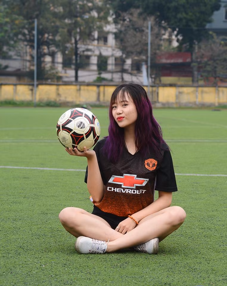 Sau giải bóng đá nữ phong trào của trường ĐH Bách khoa - Hà Nội, cái tên Hoàng Mai Linh được nhiều người biết tới không chỉ bằng tài năng chơi bóng mà còn bằng vẻ xinh đẹp và dễ thương của mình.