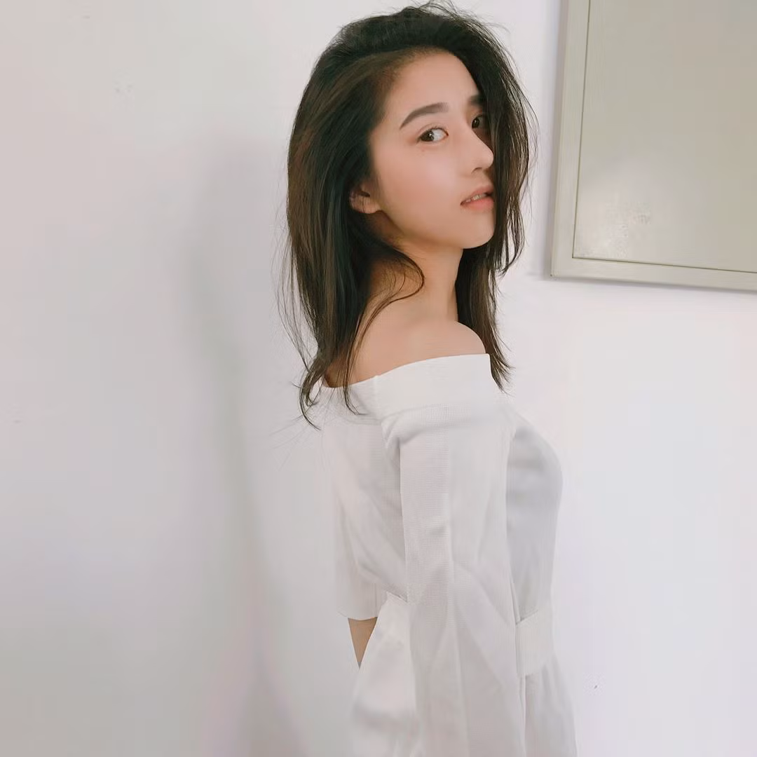 Gương mặt trong sáng, thánh thiện của hot girl mang 2 dòng máu Đài Loan và Singapore đã nhanh chóng chiếm được cảm tình từ người hâm mộ.