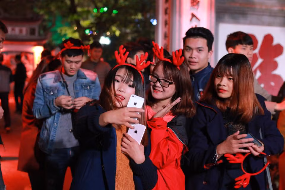 Giáng sinh không còn là một "ngày lễ ngoại nhập" với các bạn trẻ Việt Nam mà gần đây, nó đã thực sự trở thành một phần trong đời sống của nhiều người dù không theo đạo.