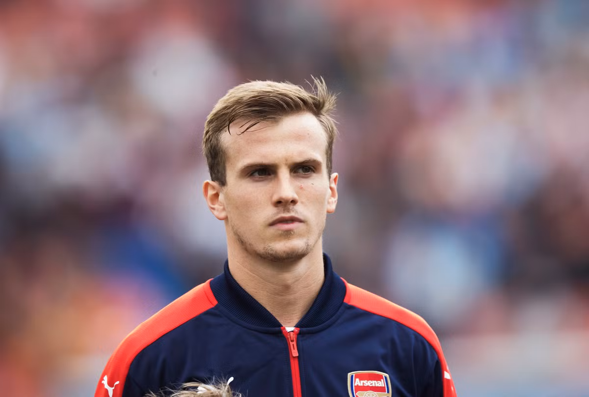 HLV Unai Emery vừa nhận được một tin vui khi Arsenal sẽ trói chân một trong những cậu học trò cưng nhất của ông là Rob Holding.