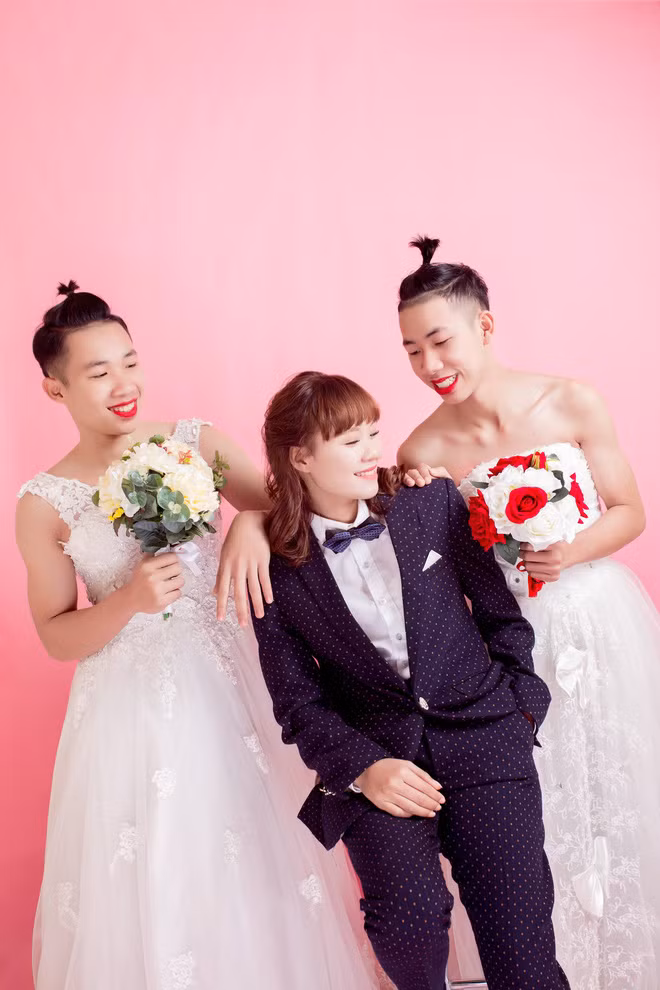Cũng trong bộ ảnh kỉ niệm gia đình của mình, gây ấn tượng nhờ màn hóa thân của Trinh thành chú rể, còn hai em trai mặc váy cưới và tên của bộ ảnh được đặt là sự ngược đời.
