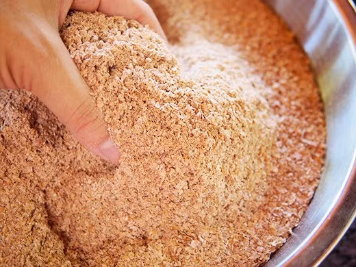 Làm đẹp da với cám gạo: Trong cám gạo rất giàu vitamin B tốt cho việc lưu thông máu, giúp da hồng hào, trắng trẻo. Những cụ bà Nhật Bản cũng thường xuyên trộn bột cám gạo với sữa hoặc nước, sau đó mát-xa lên mặt để tẩy da chết, phòng ngừa mụn và giúp da thêm rạng ngời.