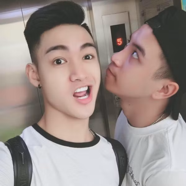 Hiện tại công việc của Khả Hiếu là stylist và make up, trong khi và Đức Hùng còn đang đi học. Cả hai yêu nhau từ tháng 7/2016 và trải qua nhiều khó khăn mới được gia đình chấp nhận.