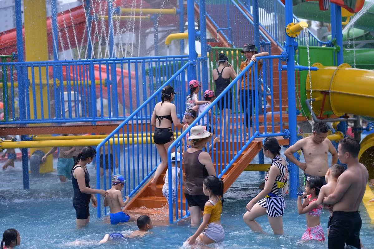 Nhiều người dân chia sẻ, họ rất hài lòng với những trò chơi mạo hiểm, bể bơi trong khuôn viên công viên nước. Đây được đánh giá là điểm vui chơi, giải trí an toàn, lý tưởng và hấp dẫn cho các gia đình trong mùa hè này.