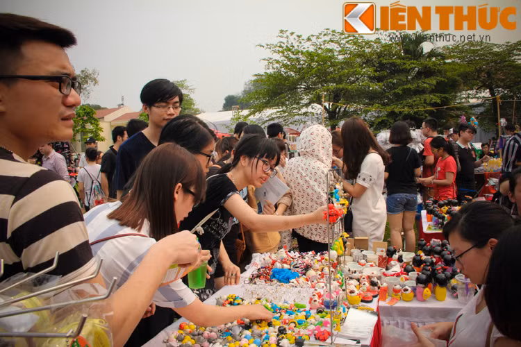 Những gian hàng bán đồ lưu niệm luôn đông khách tới chọn đồ.