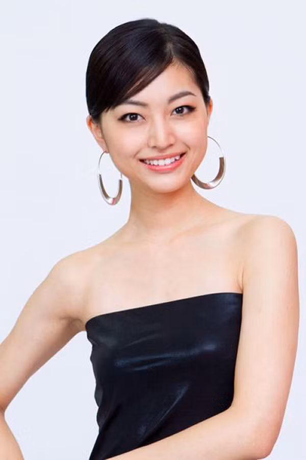 Sari Nakazawa sinh năm 1992 tại thành phố Shiga. Cô đã vượt qua hơn 44 đối thủ để trở thành đại diện mới của xứ sở Mặt trời mọc tại đấu trường Miss Universe.