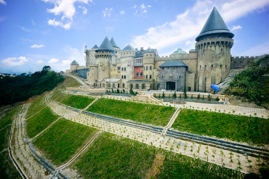 Bà Nà Hills: Đây là địa điểm du lịch nổi tiếng ở Đà Nẵng, gần đây có sự đầu tư với nhiều điểm vui chơi mới với nhiều hoạt động dành cho gia đình và nhóm đoàn du khách. Không khí tại đây vô cùng trong sạch và thoáng mát, nhiệt độ hạ xuống khoảng 6 -7 độ so với ở thành phố, nắng miền núi nhưng lại không khiến mình đổ mồ hôi.
