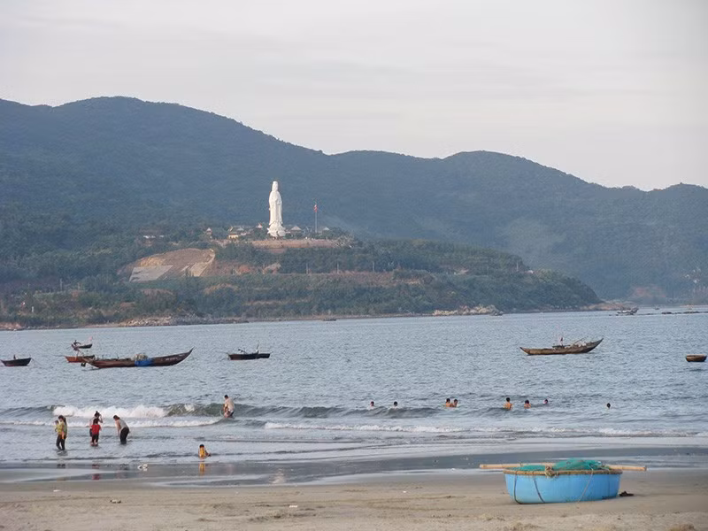 Bán đảo Sơn Trà: Cách thành phố Đà Nẵng 10km về phía Đông Bắc, bán đảo Sơn Trà được xem như là khu rừng già nguyên sinh trong lòng thành phố trẻ. Các điểm ghé qua khi tới đây phải kể tới: Chùa Linh Ứng với bức tượng phật Quan Thế Âm Bồ Tát cao 67m, Cây Đa Cổ Thụ với hơn 800 năm tuổi. Ngoài ra bán đảo Sơn Trà cũng hấp dẫn du khách ưa thích chụp ảnh, bởi đứng từ trên cao bạn có thể nhìn ngắm toàn cảnh thành phố Đà Nẵng.