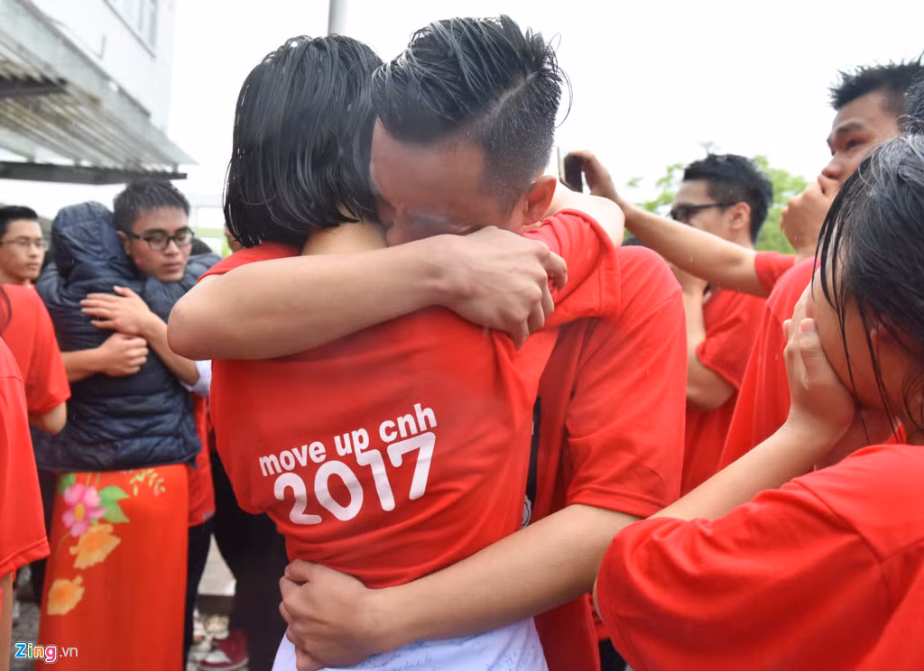 Các cô cậu học trò này đã có hơn 1.000 ngày học tập dưới mái trường. Kể từ mai, họ không còn được cắp sách tới lớp sống những năm tháng tuổi học trò như trước nữa.