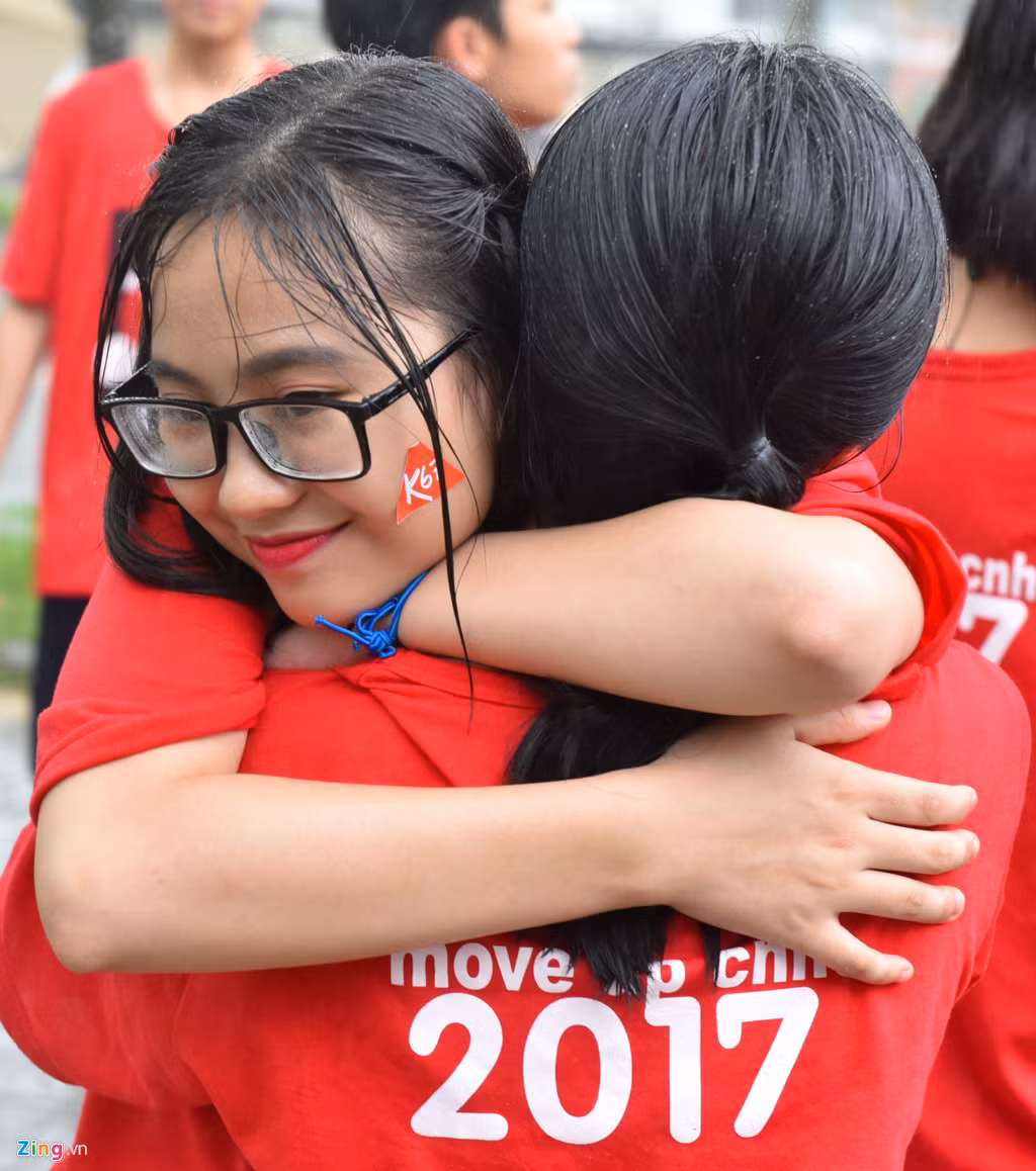 Sau đó, Tự Long đưa ra những lời khuyên thấm thía về lưu giữ kỷ niệm. Anh kêu gọi các bạn trẻ hãy ôm nhau, hôn vào má nhau bởi chỉ ngày mai thôi, có người đã ở một phương trời khác.