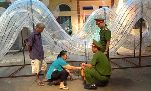Ngoài ra, để đảm bảo an toàn phòng chống cháy nổ, công an TP. Tuyên Quang cũng đến từng phường, xã, tổ dân phố kiểm tra, nhắc nhở người dân, đồng thời hướng dẫn người dân cách sử dụng bình cứu hỏa khi gặp sự cố.